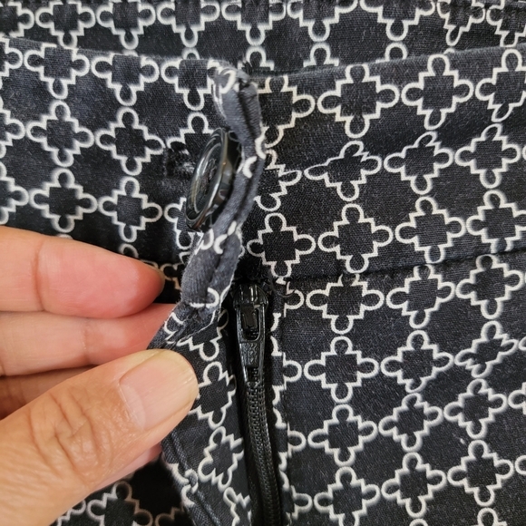 HILARY RADLEY Women's  Golf Capri Pants Size 10 Black White Geometric Stretch - Picture 5 of 11